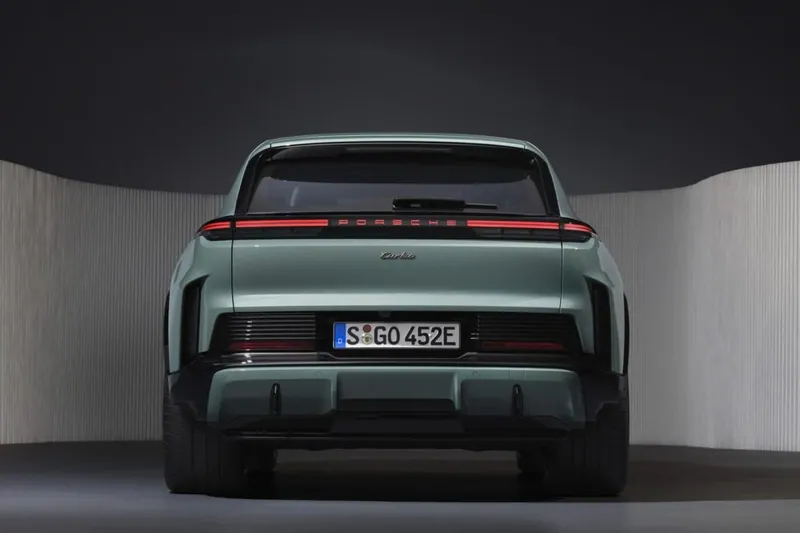 Porsche Cayenne Turbo, вид сзади